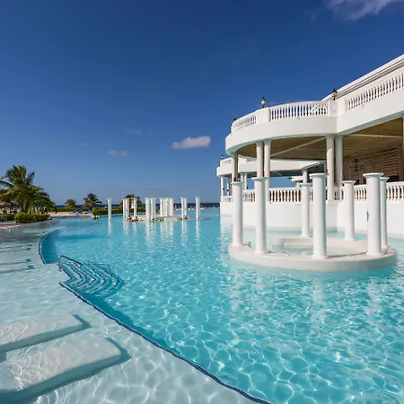 Grand Palladium Lady Hamilton Resort & Spa-3